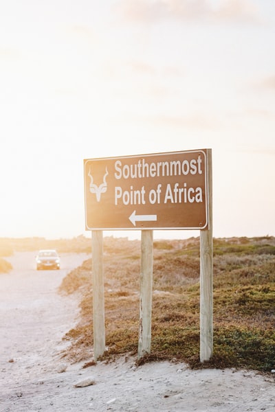 Southermost非洲路标点和白色车辆道路白天
